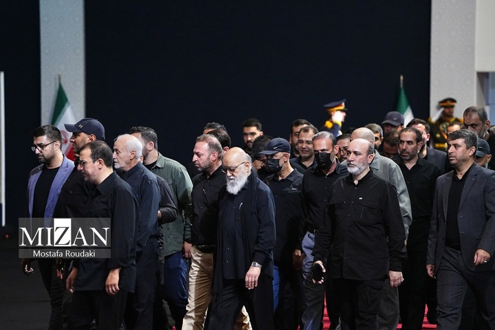مراسم ادای احترام به پیکر رهبر شهید انقلاب
