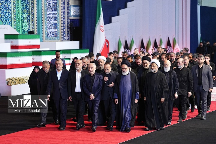 مراسم ادای احترام به پیکر رهبر شهید انقلاب