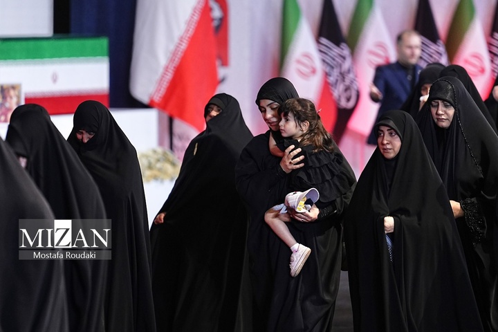مراسم ادای احترام به پیکر رهبر شهید انقلاب