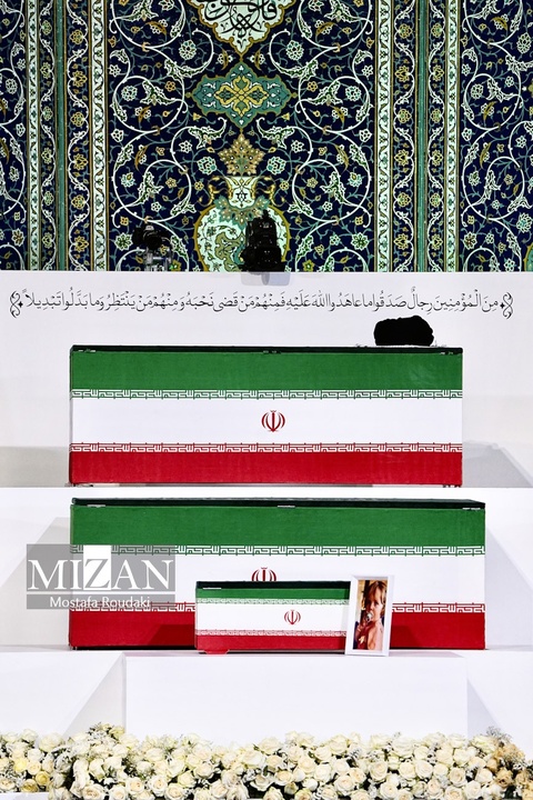 مراسم ادای احترام به پیکر رهبر شهید انقلاب