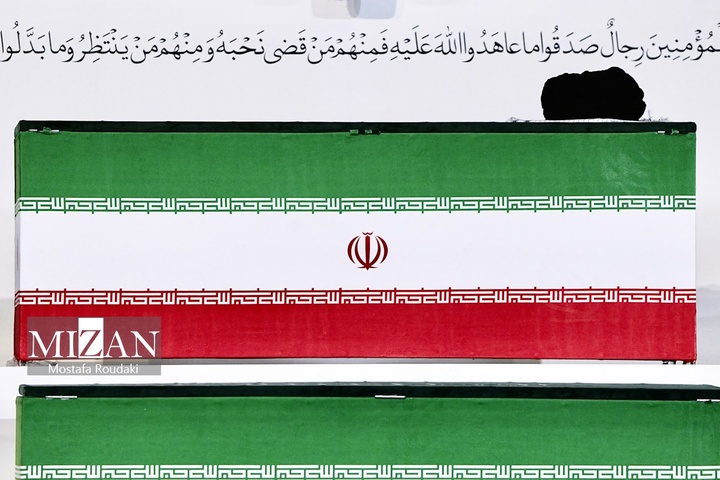 مراسم ادای احترام به پیکر رهبر شهید انقلاب
