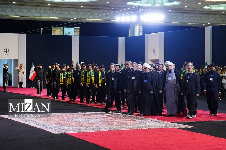 مراسم ادای احترام به پیکر رهبر شهید انقلاب