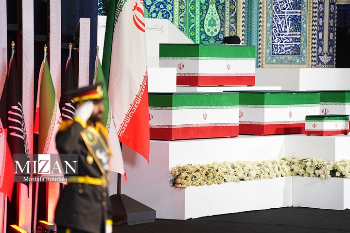 مراسم ادای احترام به پیکر رهبر شهید انقلاب