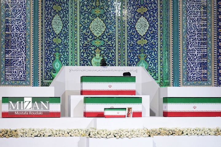 مراسم ادای احترام به پیکر رهبر شهید انقلاب