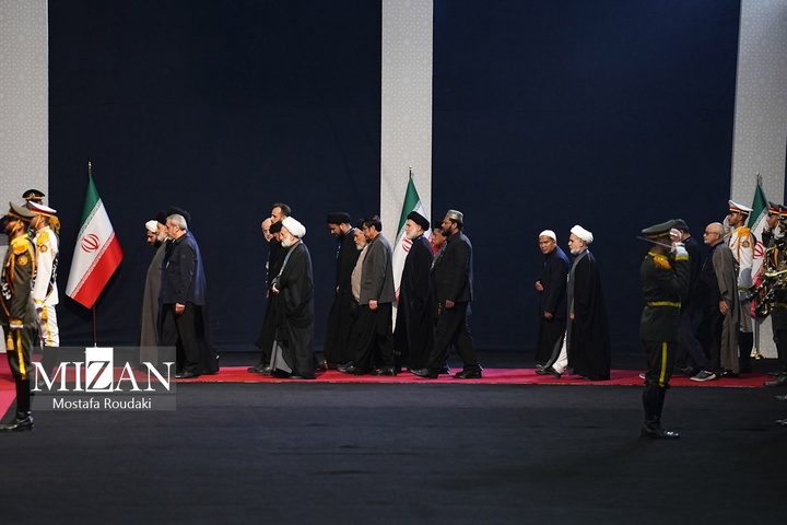 مراسم ادای احترام به پیکر رهبر شهید انقلاب