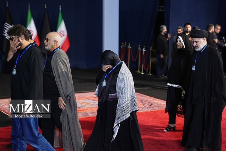 مراسم ادای احترام به پیکر رهبر شهید انقلاب