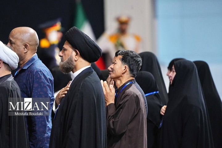 مراسم ادای احترام به پیکر رهبر شهید انقلاب