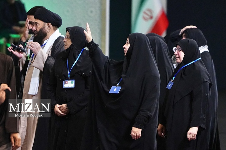 مراسم ادای احترام به پیکر رهبر شهید انقلاب