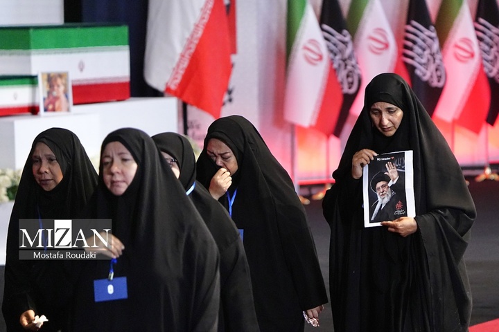مراسم ادای احترام به پیکر رهبر شهید انقلاب