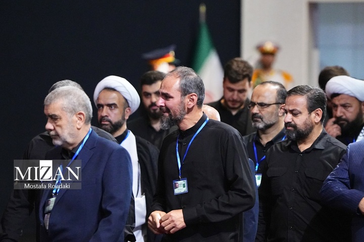 مراسم ادای احترام به پیکر رهبر شهید انقلاب