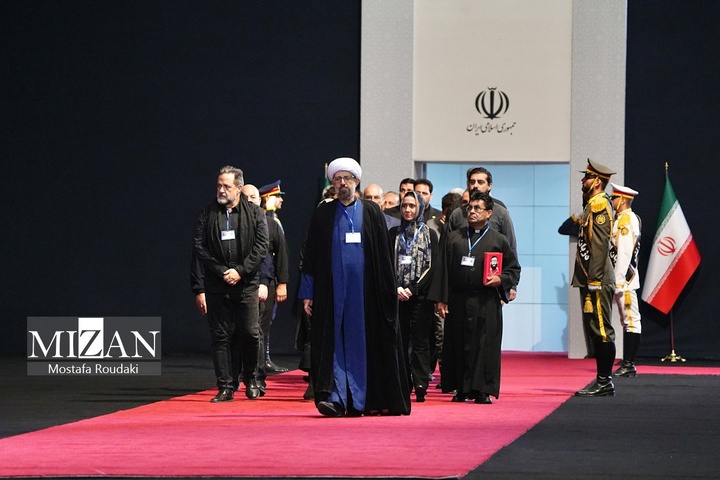 مراسم ادای احترام به پیکر رهبر شهید انقلاب