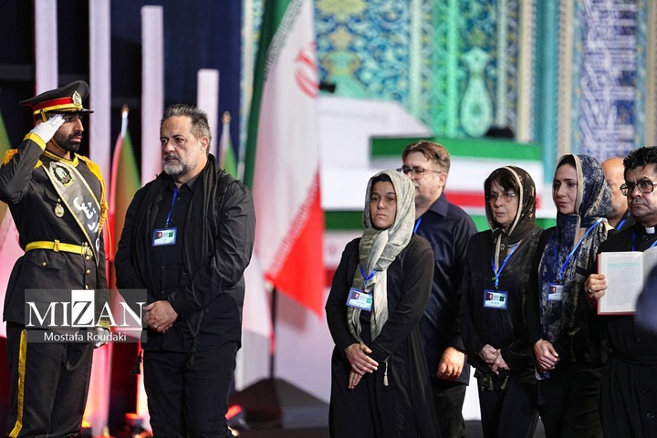 مراسم ادای احترام به پیکر رهبر شهید انقلاب