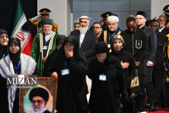 مراسم ادای احترام به پیکر رهبر شهید انقلاب