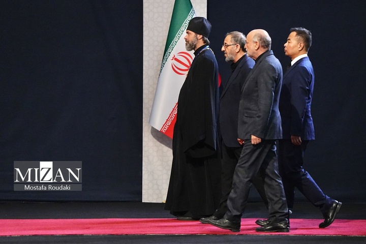 مراسم ادای احترام به پیکر رهبر شهید انقلاب