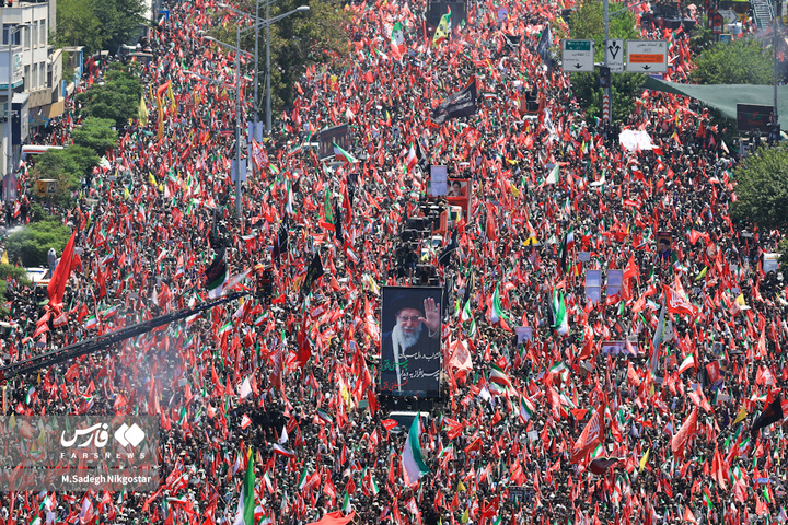 تشییع پیکر امام شهید از فراز برج آزادی