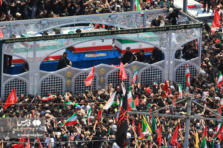 تشییع پیکر امام شهید از فراز برج آزادی