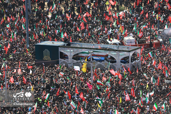 تشییع پیکر امام شهید از فراز برج آزادی