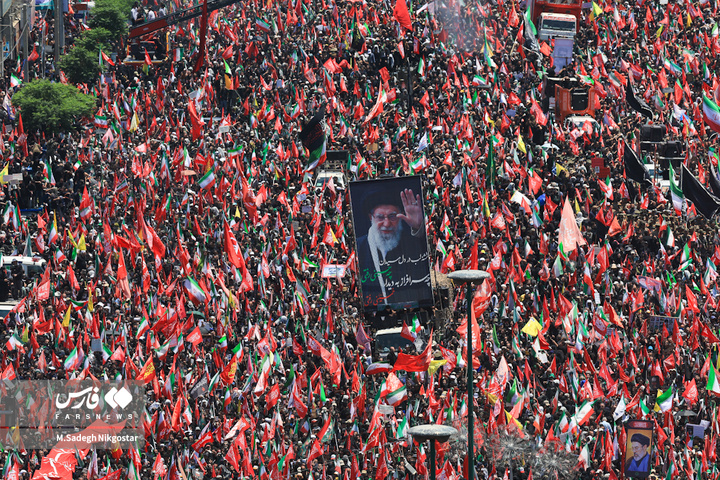 تشییع پیکر امام شهید از فراز برج آزادی