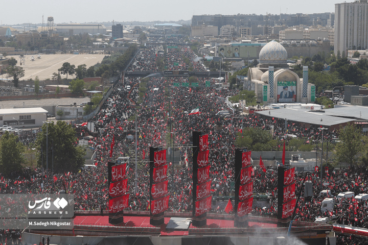 تشییع پیکر امام شهید از فراز برج آزادی