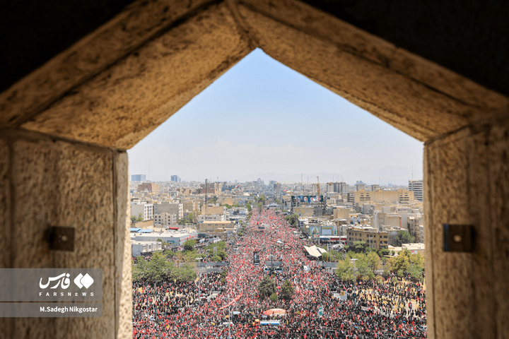 تشییع پیکر امام شهید از فراز برج آزادی