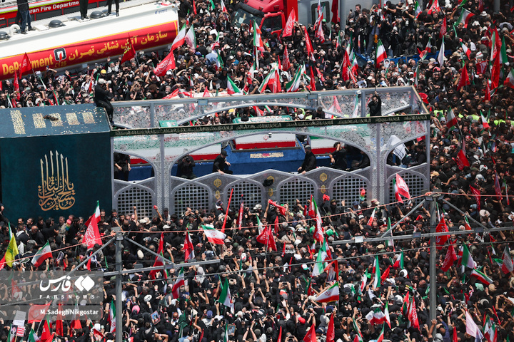 تشییع پیکر امام شهید از فراز برج آزادی