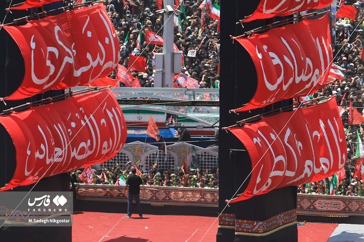 تشییع پیکر امام شهید از فراز برج آزادی