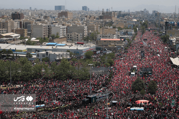 تشییع پیکر امام شهید از فراز برج آزادی