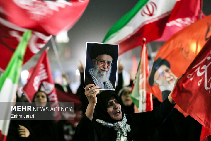 مسجد جمکران در شب تشییع پیکر «آقای شهید ایران»