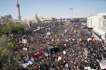تصاویری از تراکم جمعیت حاضر در میدان ثورةالعشرین نجف اشرف در تشییع پیکر مطهر رهبر شهید انقلاب