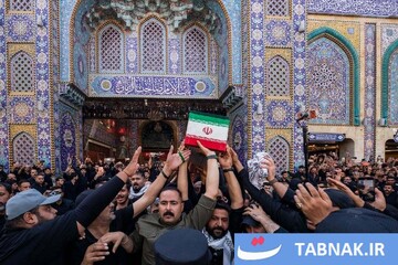 طواف پیکر شهدای خانواده رهبر شهید در جوار ضریح امام علی (علیه السلام)، سیدالشهدا (علیه السلام) و حضرت عباس (علیه السلام)