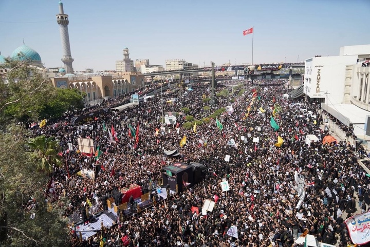تصاویری از تراکم جمعیت حاضر در میدان ثورةالعشرین نجف اشرف در تشییع پیکر مطهر رهبر شهید انقلاب