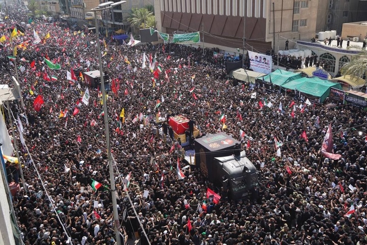 تصاویری از تراکم جمعیت حاضر در میدان ثورةالعشرین نجف اشرف در تشییع پیکر مطهر رهبر شهید انقلاب