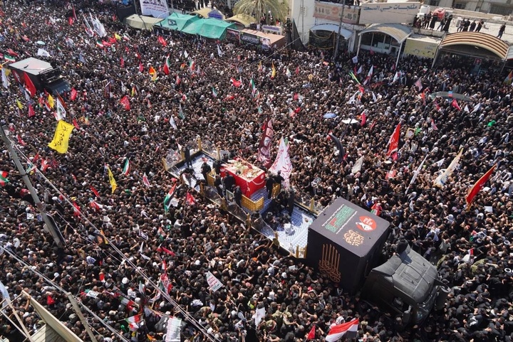 تصاویری از تراکم جمعیت حاضر در میدان ثورةالعشرین نجف اشرف در تشییع پیکر مطهر رهبر شهید انقلاب