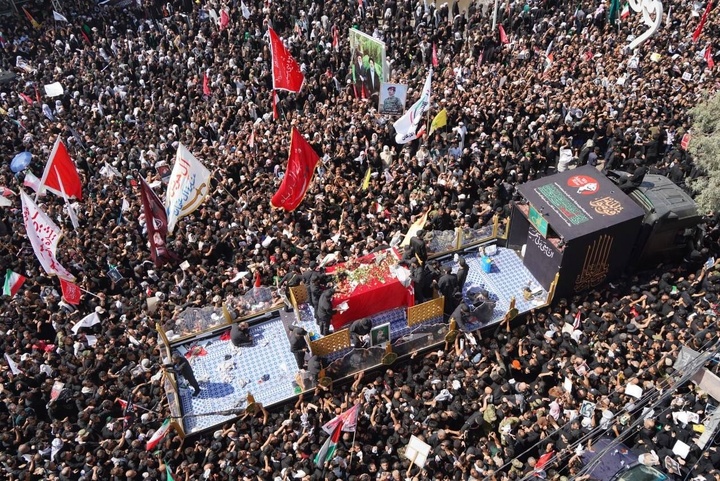 تصاویری از تراکم جمعیت حاضر در میدان ثورةالعشرین نجف اشرف در تشییع پیکر مطهر رهبر شهید انقلاب