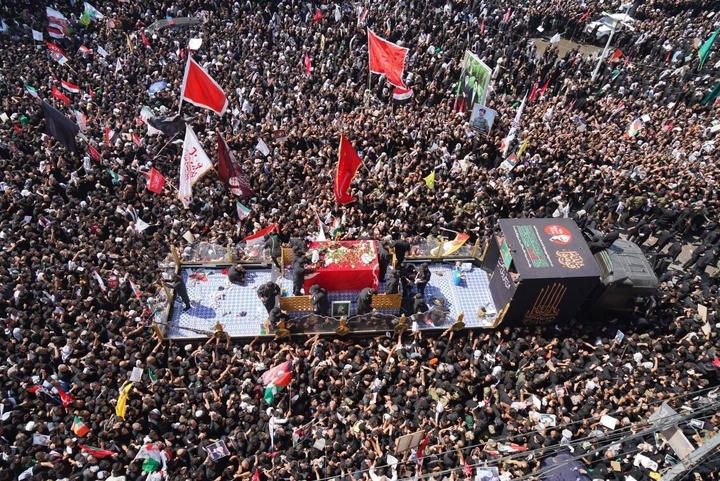 تصاویری از تراکم جمعیت حاضر در میدان ثورةالعشرین نجف اشرف در تشییع پیکر مطهر رهبر شهید انقلاب