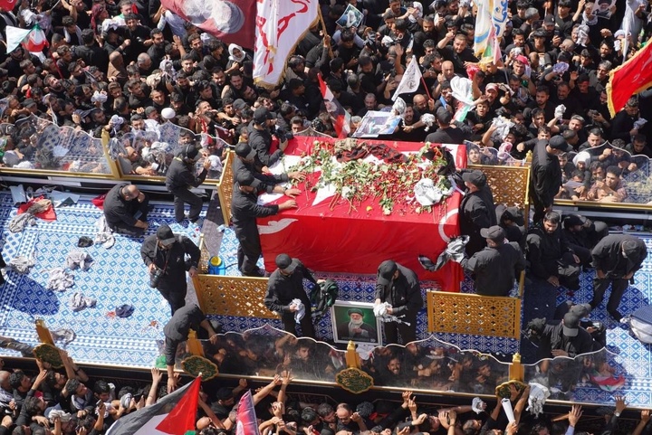تصاویری از تراکم جمعیت حاضر در میدان ثورةالعشرین نجف اشرف در تشییع پیکر مطهر رهبر شهید انقلاب