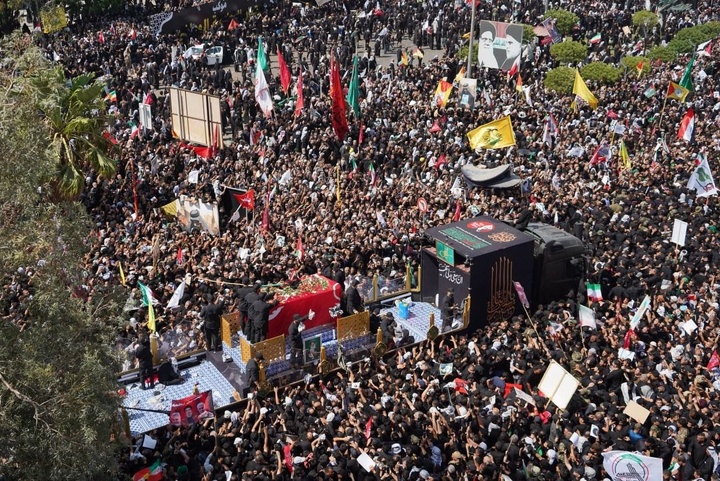 تصاویری از تراکم جمعیت حاضر در میدان ثورةالعشرین نجف اشرف در تشییع پیکر مطهر رهبر شهید انقلاب