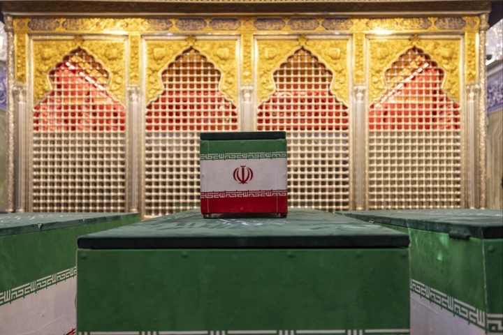 تصاویری از استقبال از پیکرهای خانواده رهبر شهید در حرم حضرت ابالفضل العباس (علیه السلام)