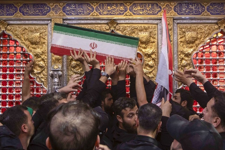 تصاویری از استقبال از پیکرهای خانواده رهبر شهید در حرم حضرت ابالفضل العباس (علیه السلام)