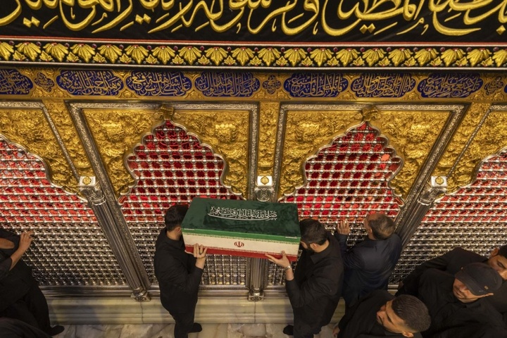 تصاویری از استقبال از پیکرهای خانواده رهبر شهید در حرم حضرت ابالفضل العباس (علیه السلام)