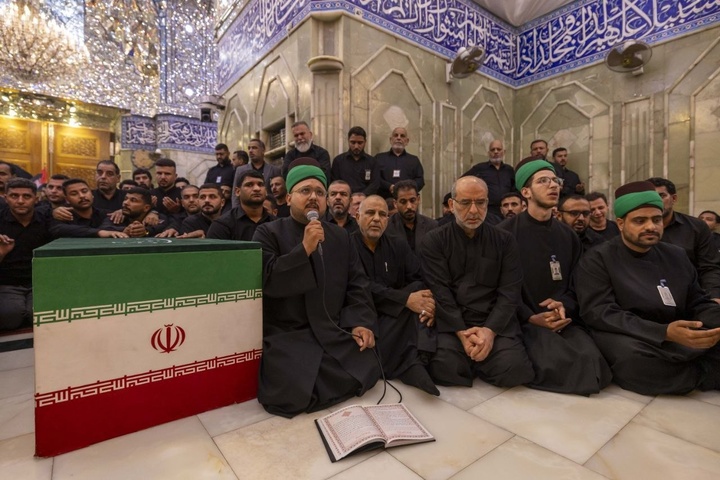 تصاویری از استقبال از پیکرهای خانواده رهبر شهید در حرم حضرت ابالفضل العباس (علیه السلام)
