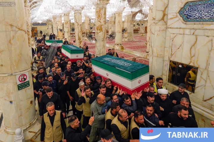 طواف پیکر شهدای خانواده رهبر شهید در جوار ضریح امام علی (علیه السلام)، سیدالشهدا (علیه السلام) و حضرت عباس (علیه السلام)