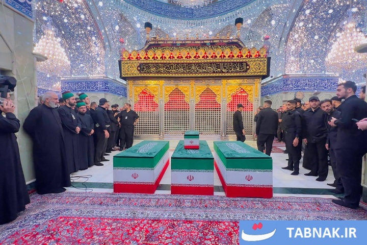 طواف پیکر شهدای خانواده رهبر شهید در جوار ضریح امام علی (علیه السلام)، سیدالشهدا (علیه السلام) و حضرت عباس (علیه السلام)