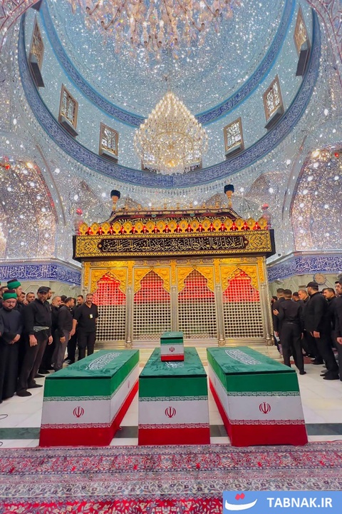طواف پیکر شهدای خانواده رهبر شهید در جوار ضریح امام علی (علیه السلام)، سیدالشهدا (علیه السلام) و حضرت عباس (علیه السلام)