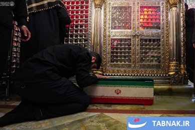 طواف پیکر شهدای خانواده رهبر شهید در جوار ضریح امام علی (علیه السلام)، سیدالشهدا (علیه السلام) و حضرت عباس (علیه السلام)