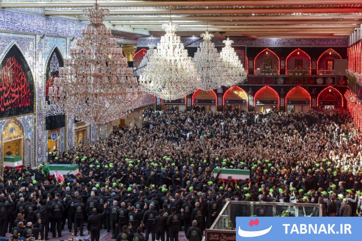 طواف پیکر شهدای خانواده رهبر شهید در جوار ضریح امام علی (علیه السلام)، سیدالشهدا (علیه السلام) و حضرت عباس (علیه السلام)