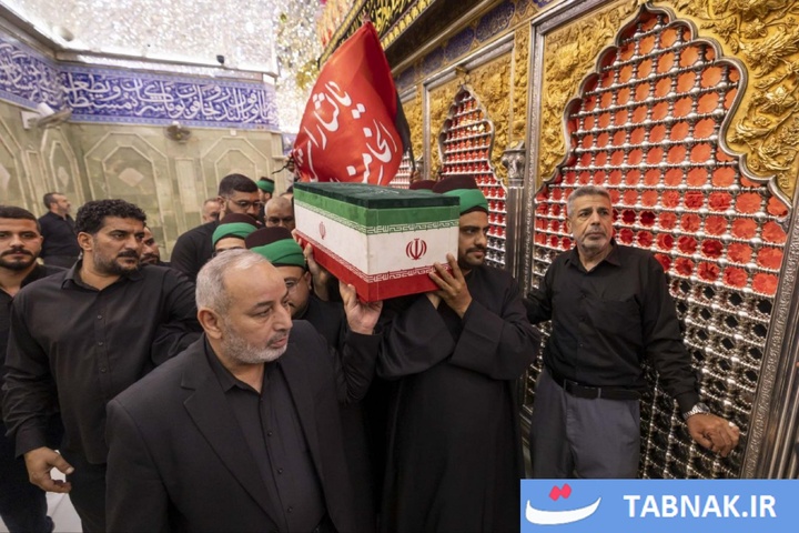 طواف پیکر شهدای خانواده رهبر شهید در جوار ضریح امام علی (علیه السلام)، سیدالشهدا (علیه السلام) و حضرت عباس (علیه السلام)