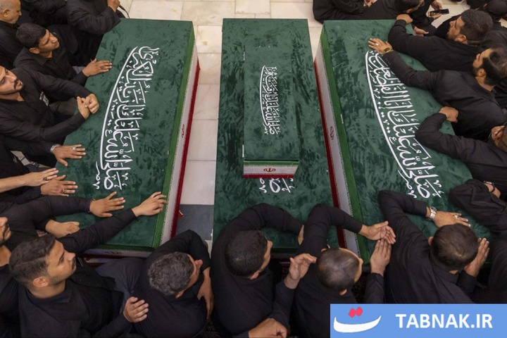 طواف پیکر شهدای خانواده رهبر شهید در جوار ضریح امام علی (علیه السلام)، سیدالشهدا (علیه السلام) و حضرت عباس (علیه السلام)