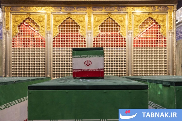 طواف پیکر شهدای خانواده رهبر شهید در جوار ضریح امام علی (علیه السلام)، سیدالشهدا (علیه السلام) و حضرت عباس (علیه السلام)