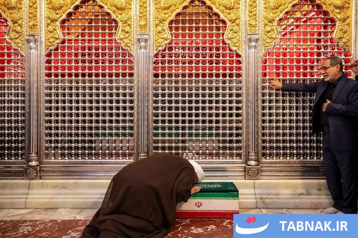 طواف پیکر شهدای خانواده رهبر شهید در جوار ضریح امام علی (علیه السلام)، سیدالشهدا (علیه السلام) و حضرت عباس (علیه السلام)